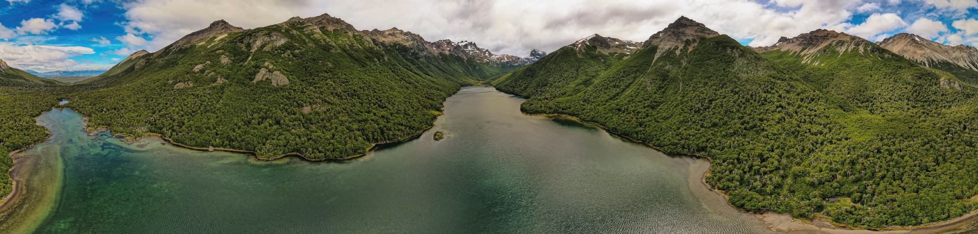 Lago y montañas de la cordillera cerca de Esquel