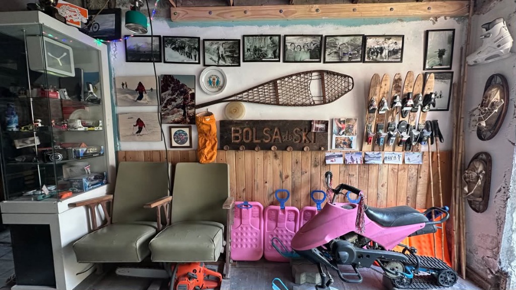 Sala de exposiciones y colección histórica del Museo de Esquí de Esquel